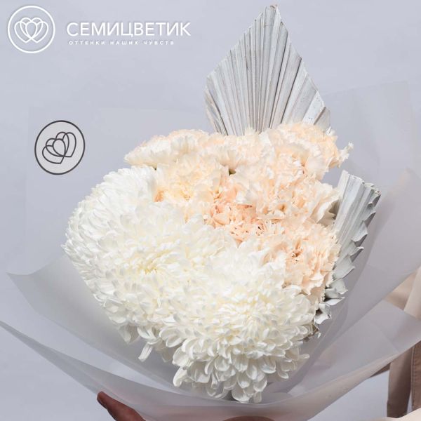 Букет из одноголовых хризантем и гвоздик с сухоцветом в прозрачной пленке
