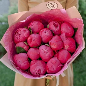 Букет из 15 ярко-розовых пионов Premium в розовой пленке