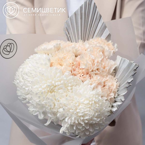 Букет из одноголовых хризантем и гвоздик с сухоцветом в прозрачной пленке