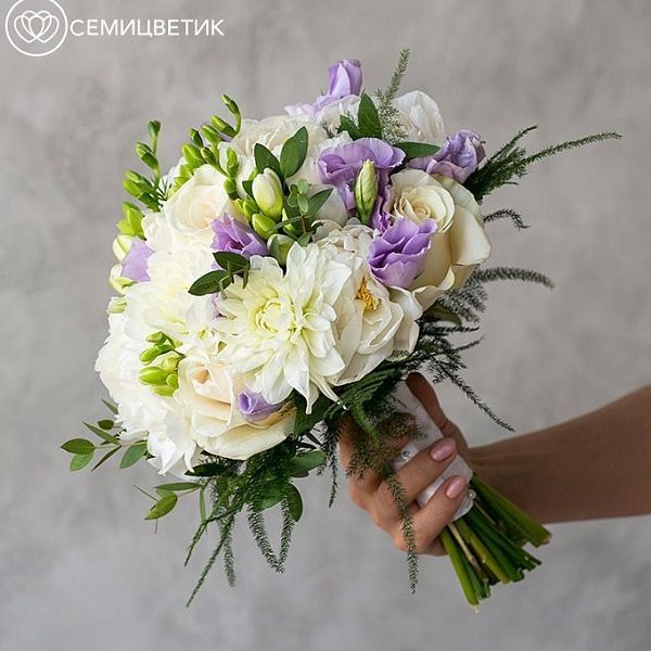 Свадебный букет из пионов, роз и георгинов