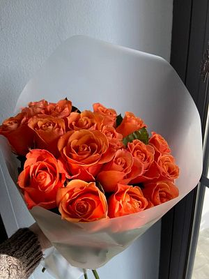 Яркий букет из 14 оранжевых роз