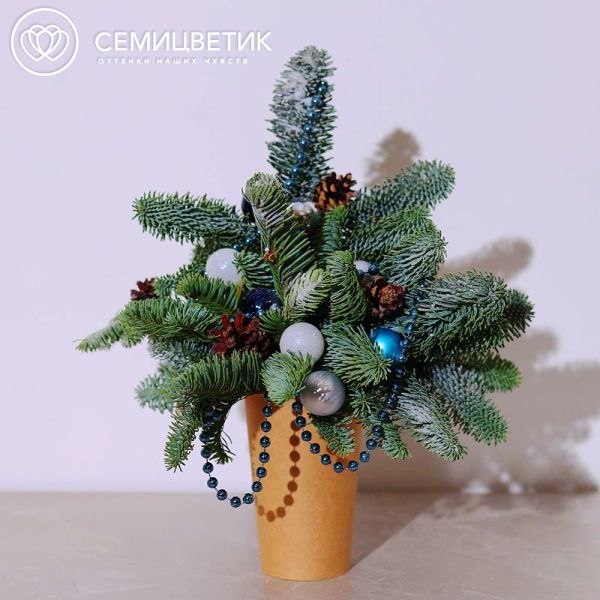 Композиция с елью в синих тонах в стакане