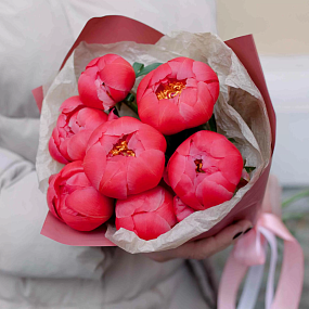 Букет из 7 коралловых пионов Coral Sunset Premium в розовой пленке