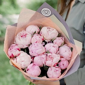 Букет из 15 розовых пионов Standart Plus в сиреневой пленке