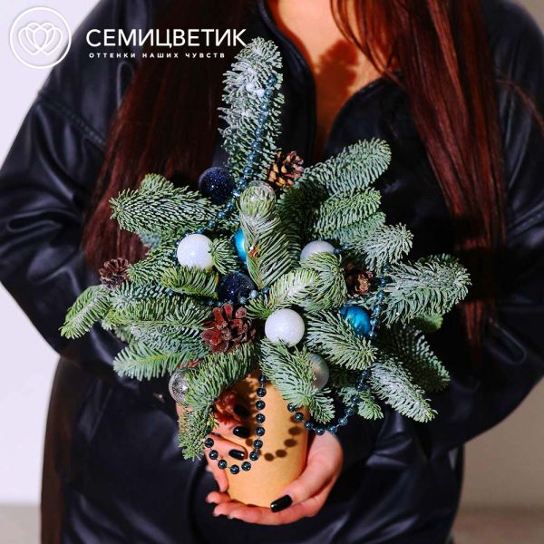 Композиция с елью в синих тонах в стакане