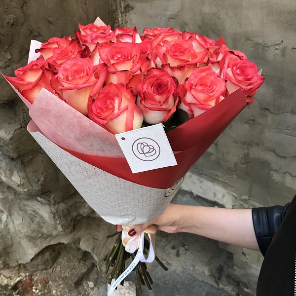Букет из 25 белых с красной каймой роз (Эквадор) 60 см Blush