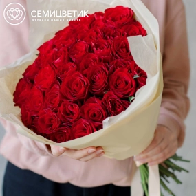 Букет из 41 красной розы 40 см (Кения) в кремовой пленке