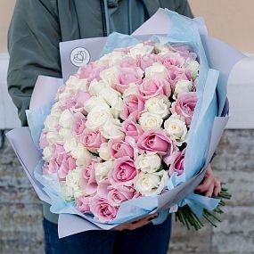 Букет из 101 белой и розовой розы 35-40 см (Россия)