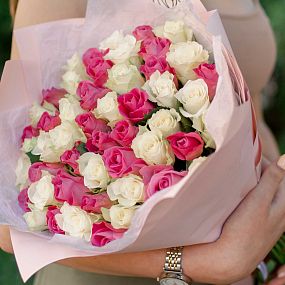 Букет из 51 белой и розовой розы 40 см (Кения)