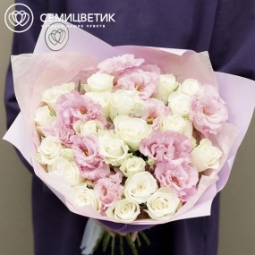 Букет из 20 белых роз 40 см (Кения) и 11 розовых лизиантусов в сиреневой пленке