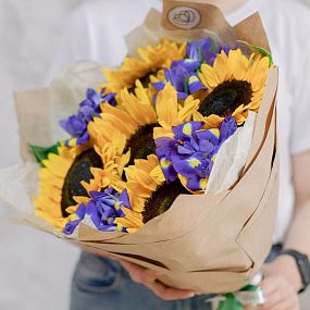 Букет из 5 подсолнухов и 10 синих ирисов