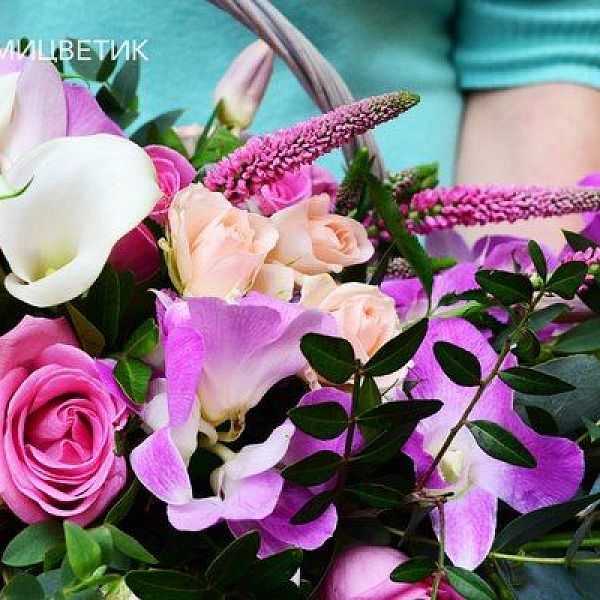 Композиция из орхидеи дендробиум, каллы и розы Аква