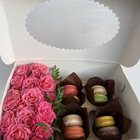 Сладкий подарок к чаю из кустовых роз и макаронс