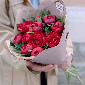 Букет из 11 бордовых пионов Standart в сиреневой пленке