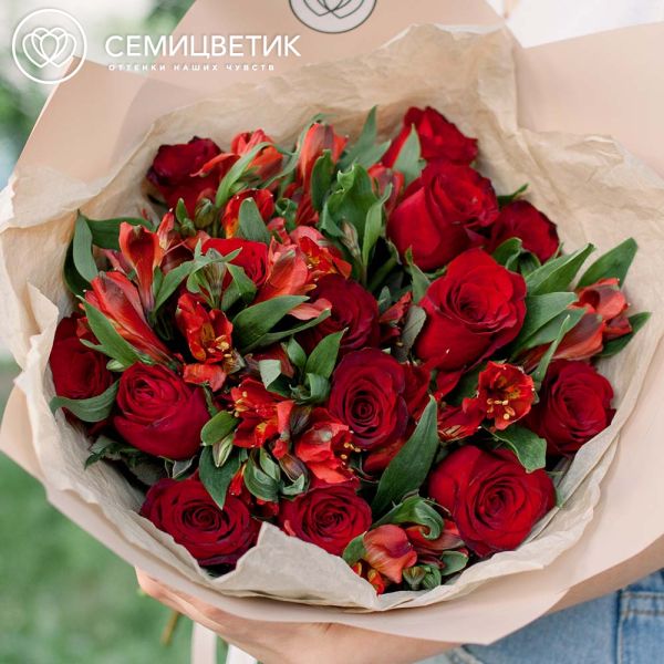 Букет из 15 красных роз 30 см (Кения) и 7 красных альстромерий в кремовой пленке