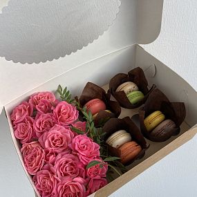 Сладкий подарок к чаю из кустовых роз и макаронс