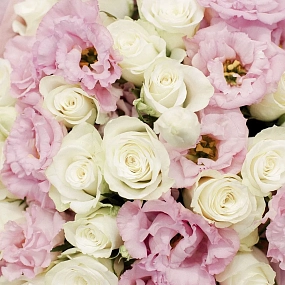 Букет из 20 белых роз 40 см (Кения) и 11 розовых лизиантусов в сиреневой пленке