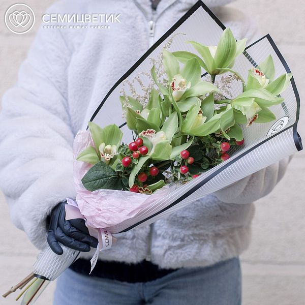 Букет из орхидеи зеленой, астильбы и гиперикума в упаковке