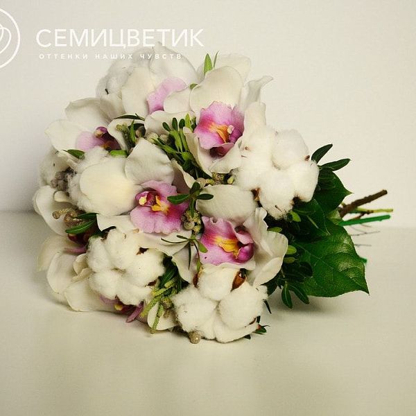 Свадебный букет из орхидеи цимбидиум и хлопка