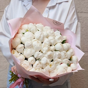 Букет из 51 белого пиона Standart Plus в розовой пленке