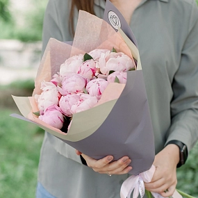 Букет из 15 розовых пионов Standart Plus в сиреневой пленке