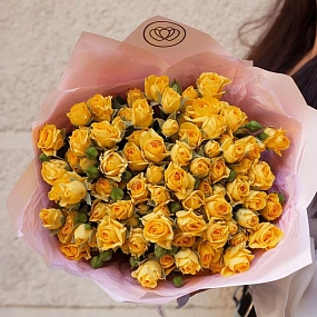 Букет из 19 желтых кустовых роз 40 см (Кения) в розовой пленке