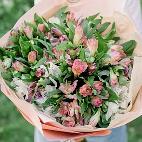 Букет из 23 альстромерий нежный микс в розовой пленке