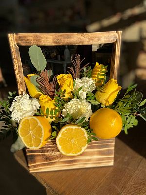 Ящик цветов и фруктов