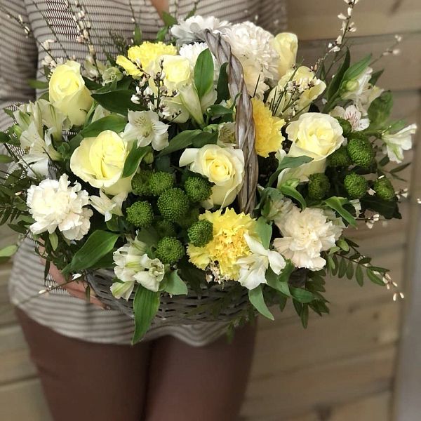 Корзина в светлых тонах