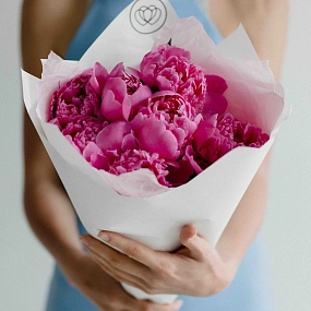 Букет из 7 ярко-розовых пионов Standart Plus в белой пленке